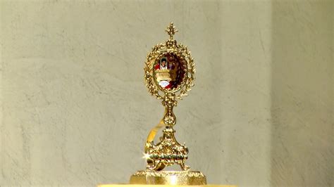 Reliquiario contenente la reliquia di Carlo Acutis esposto per la venerazione