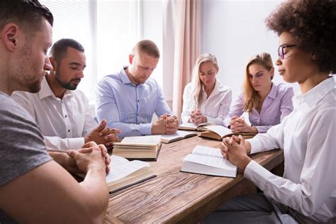 Foto di un gruppo di giovani che leggono e discutono la Bibbia con un educatore
