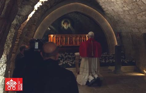 monaci maroniti in preghiera davanti alla tomba di San Charbel