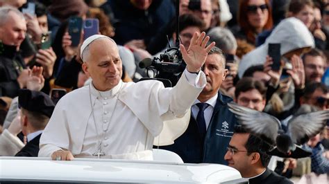 Foto di Papa Benedetto XVI che saluta i fedeli in Piazza San Pietro durante l'Angelus