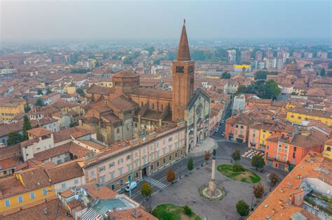 Foto panoramica di Piacenza con il Duomo e la sua architettura storica