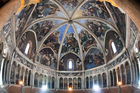 Interno del Duomo di Piacenza con affreschi della cupola