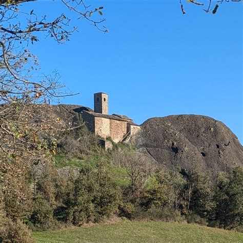 Foto panoramica delle Pietre Perduca e Parcellara con la Val Trebbia sullo sfondo