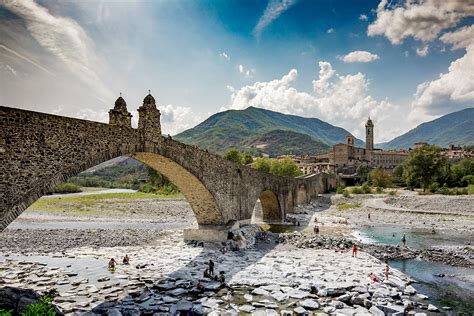 Foto aerea o panoramica di Bobbio con l'Abbazia e il Ponte del Diavolo