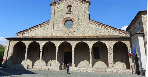 Interno della cripta dell'Abbazia di San Colombano con il sarcofago del Santo