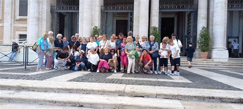 Foto di un gruppo di pellegrini davanti alla Basilica di San Pietro