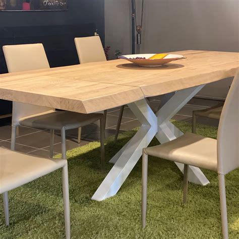 Tavolo allungabile in rovere con design elegante e gambe a T