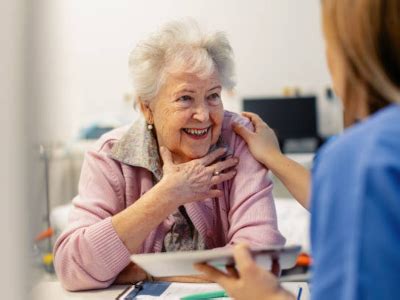 Donna impegnata in attività di servizio e cura in ambito familiare o sociale