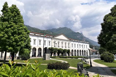 Facciata neoclassica dell'Accademia di Belle Arti Tadini a Lovere.