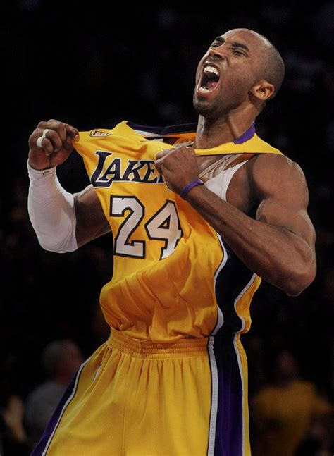 Kobe Bryant in azione durante una partita, dribblando un avversario.
