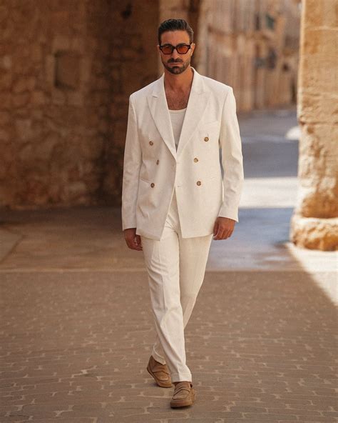 uomo in abito bianco elegante per occasione speciale