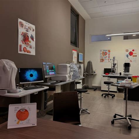 Informativa su un ambulatorio oculistico con attrezzature moderne