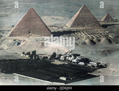 Veduta delle Piramidi di Giza con mastabe circostanti