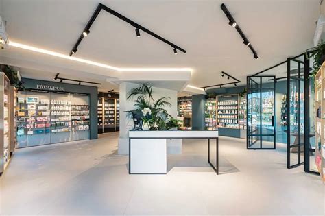 Interno di una farmacia moderna con scaffali ben organizzati