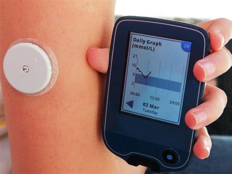 Dispositivo per la misurazione della glicemia con una goccia di sangue sul sensore