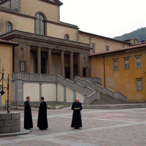 Monaca iconografa al lavoro in un monastero