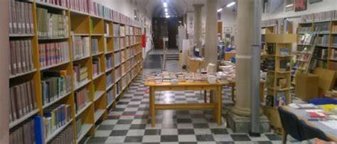 Interno della Biblioteca Civica di Sedegliano o scaffali pieni di libri