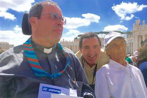 Padre Modesto Paris che comunica con un tablet dal letto