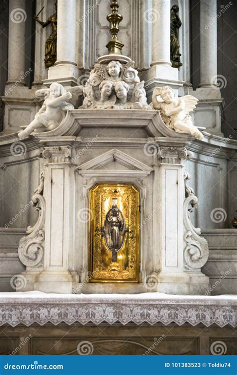 Illustrazione del tabernacolo in una chiesa, simbolo della presenza eucaristica