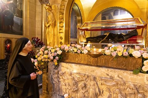 Fotografia dell'urna dove riposa il corpo di Santa Rita