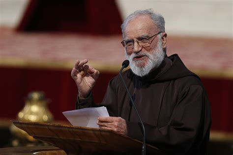 Ritratto fotografico del Cardinale Raniero Cantalamessa in abito francescano