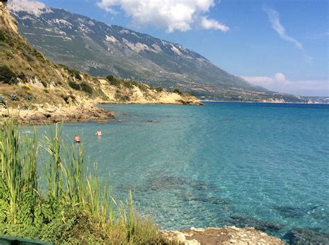 vista panoramica di Lourdata, Cefalonia, con uliveti e mare sullo sfondo