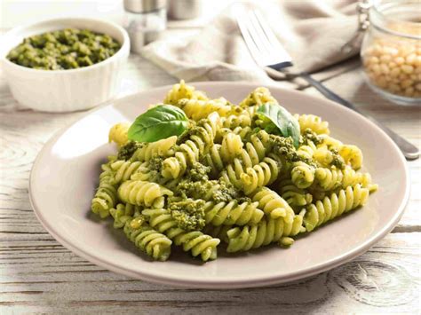 Piatto di pasta al pesto e speck con basilico fresco