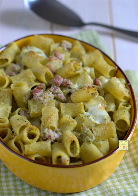 Ingredienti separati: pasta, pesto, speck, formaggio