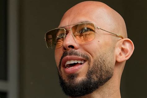 Ritratto di Andrew Tate con elementi che simboleggiano i social media e la controversia