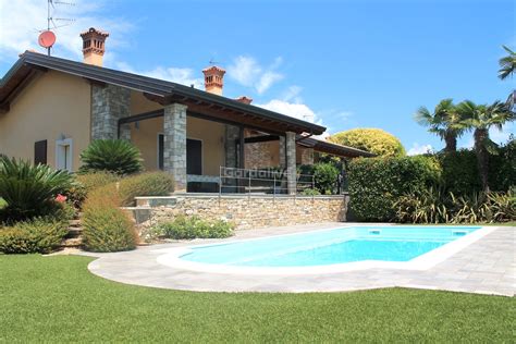Esterno della casa singola con giardino privato