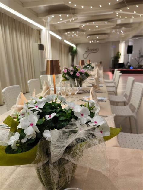 Immagine di una sala eventi elegantemente allestita per una cerimonia