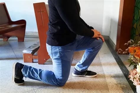 Raffigurazione artistica di fedeli in genuflessione davanti all'altare