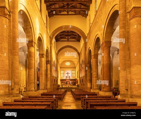 Interno della chiesa romanica di San Giovanni con dettagli degli affreschi