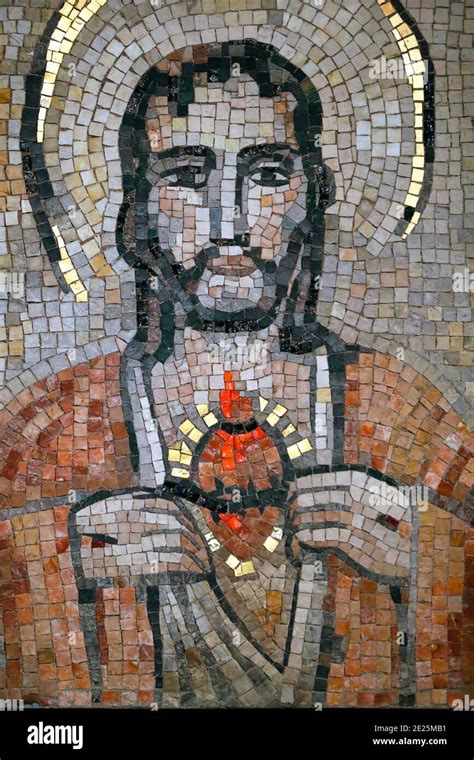Una composizione di diverse immagini di mosaici raffiguranti il Sacro Cuore di Gesù, con dettagli sulle pietre utilizzate e le loro tonalità.