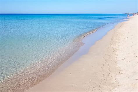 Spiaggia di San Pietro in Bevagna con dune e mare cristallino