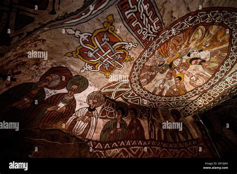 Interno della Chiesa Rupestre con arcate e affreschi