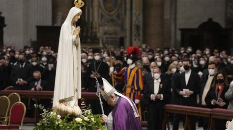 Foto della statua della Madonna di Fatima esposta in Piazza San Pietro