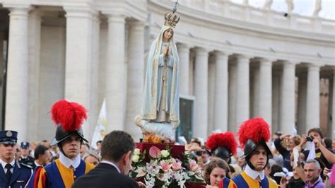 Dettaglio della corona della statua della Madonna di Fatima con il proiettile incastonato