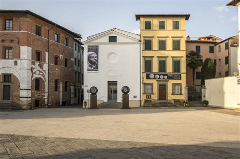Foto della facciata del Palazzo delle Esposizioni a Lucca o di documenti storici in mostra