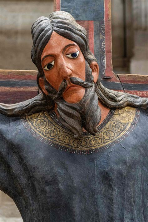 Foto ravvicinata del Volto Santo di Lucca o del tempietto in fase di restauro