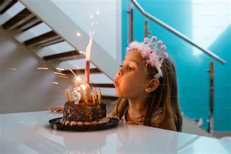 Bambino che soffia le candeline, circondato da luce e serenità