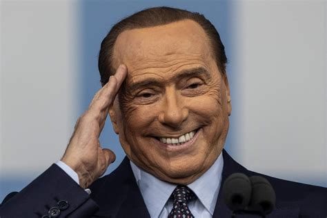 Immagine di Silvio Berlusconi che parla in pubblico