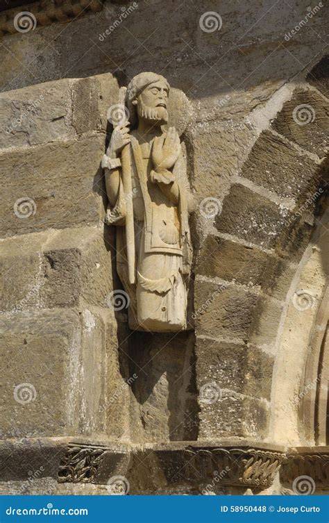 Foto ravvicinata della scultura di Santiago pellegrino nella chiesa di Santa Marta de Tera.