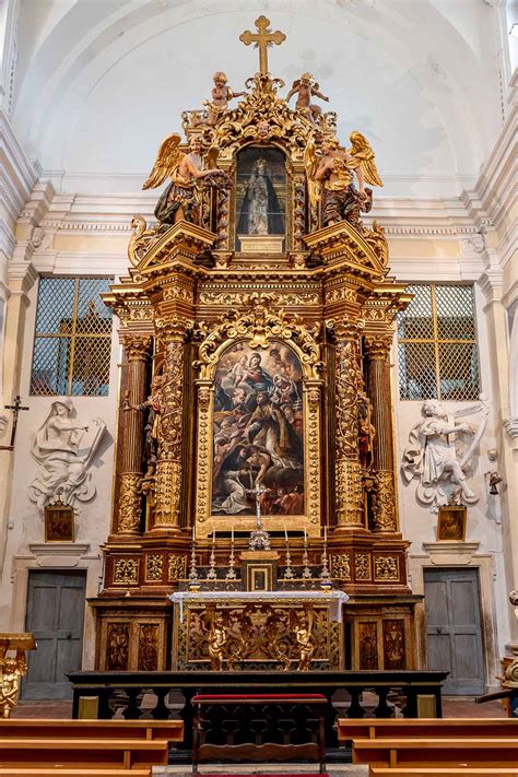 Immagine del retablo ligneo dell'altare maggiore della Chiesa di Loreto o illustrazione del processo di restauro per eliminare i tarli