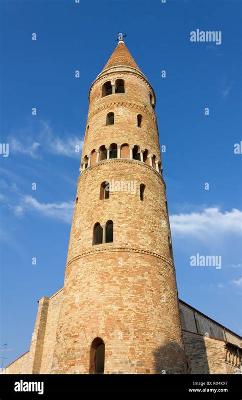 Veduta esterna del campanile romanico della Chiesa di Santa Maria a Zara