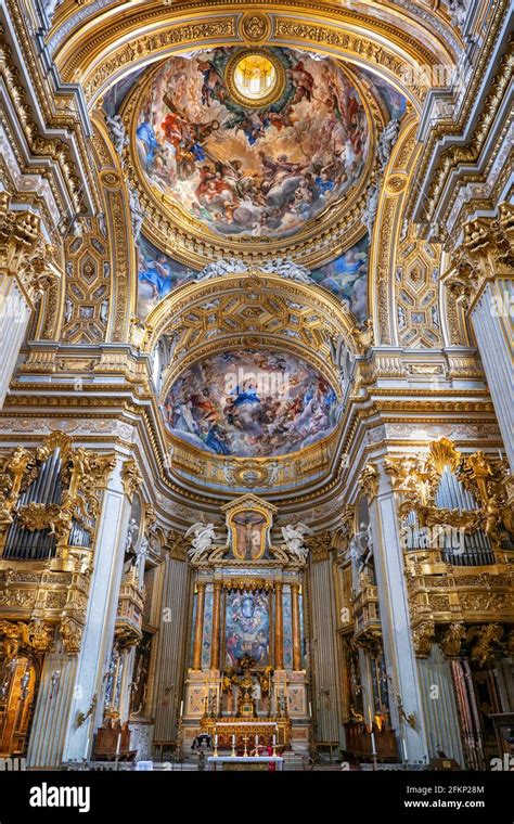 Interno della Chiesa di Santa Maria con dettagli in stucco barocco