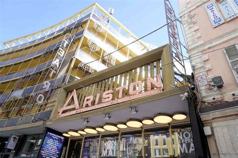 rappresentazione artistica del palco dell'Ariston durante gli anni '80