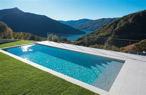 Rendering o foto di una piscina moderna di montagna