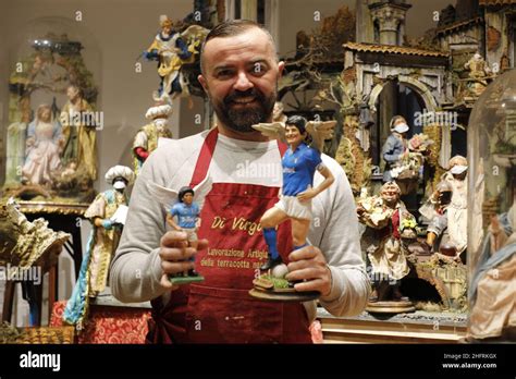 Statuette di Joseph Ratzinger in una bottega di San Gregorio Armeno a Napoli