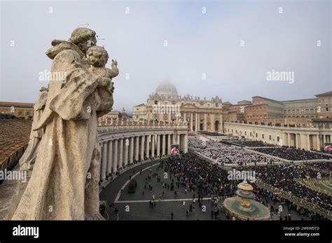 Papa Benedetto XVI durante la messa in Piazza del Plebiscito a Napoli
